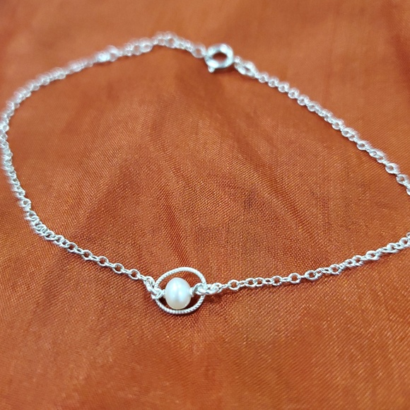 Jewelry - Floating Pearl Bracelet Silver 7"